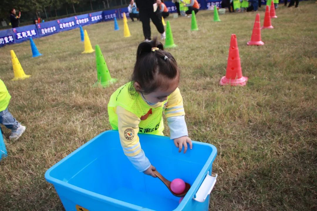 「五彩球运动」“宝贝向前冲”红黄蓝五彩球运动激情开幕