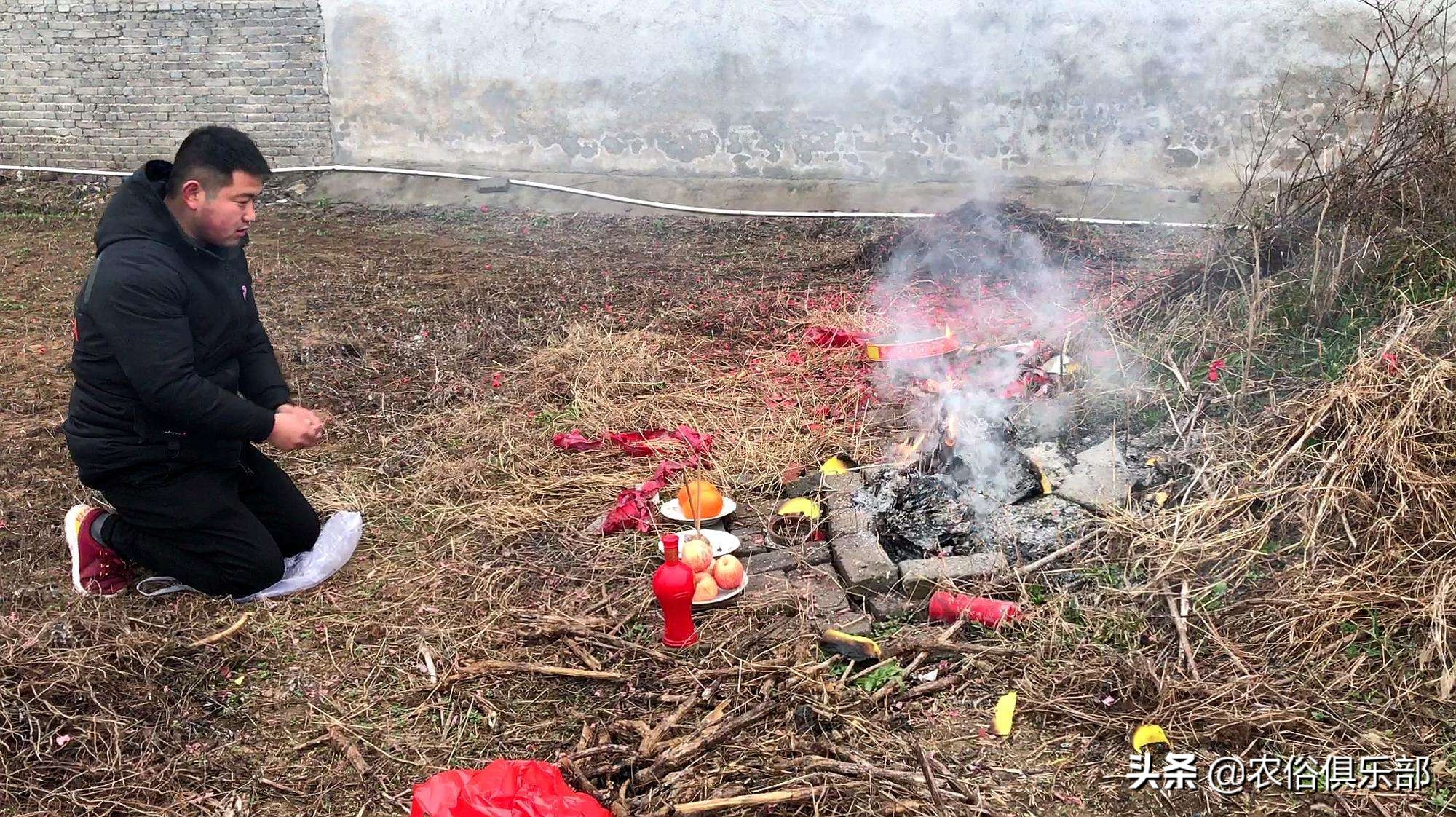 清明节上坟烧纸的正确方法,清明节扫墓白纸还是黄纸