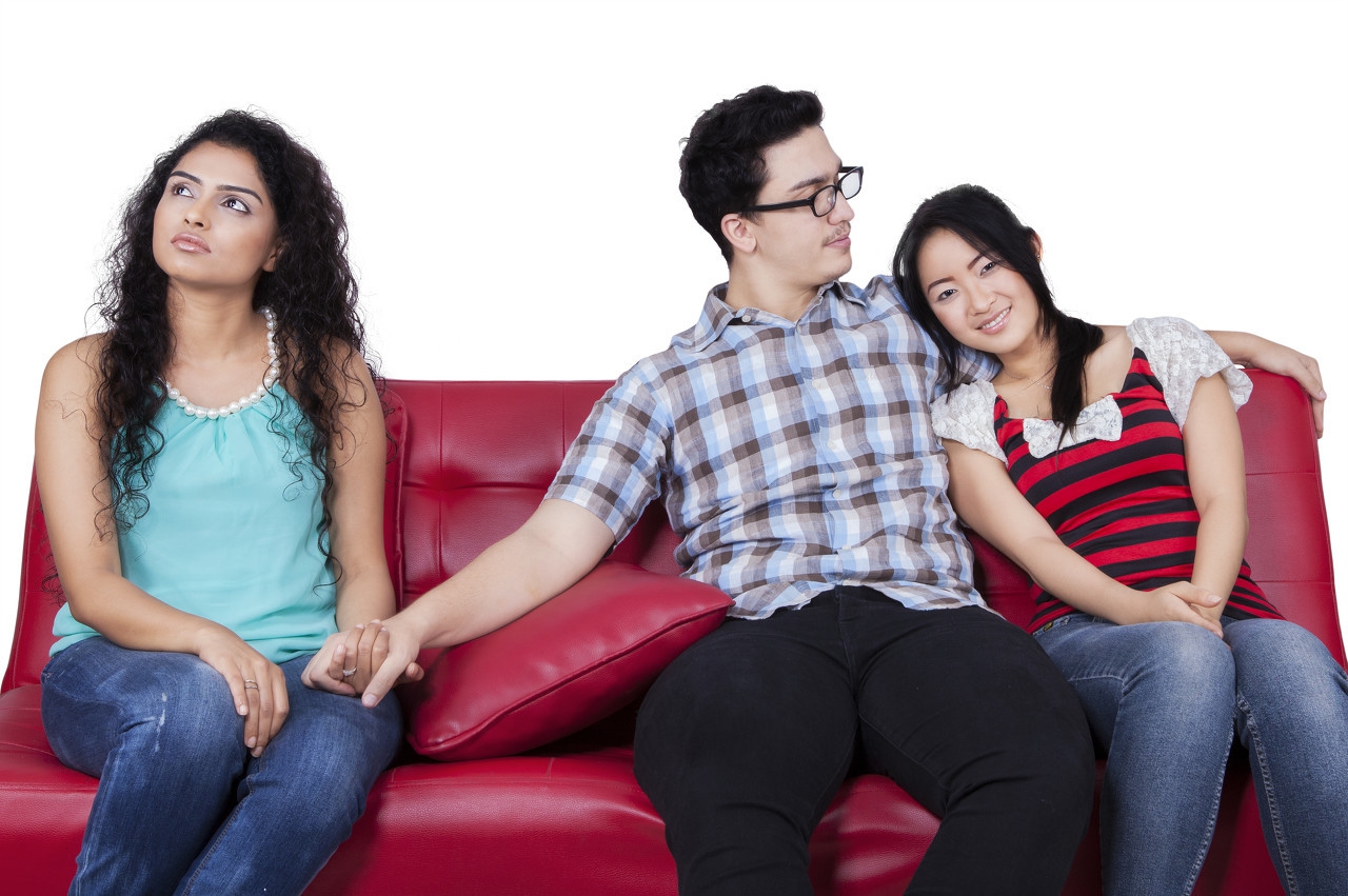 小三用自杀逼男子离婚，结果没有抢救过来，男方需要负责吗