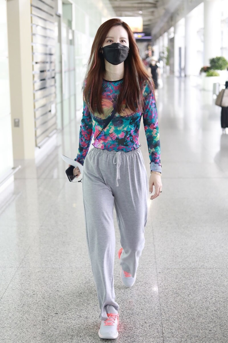 灰色裤子配什么颜色上衣最好看,灰色裤子配什么色的上衣好看