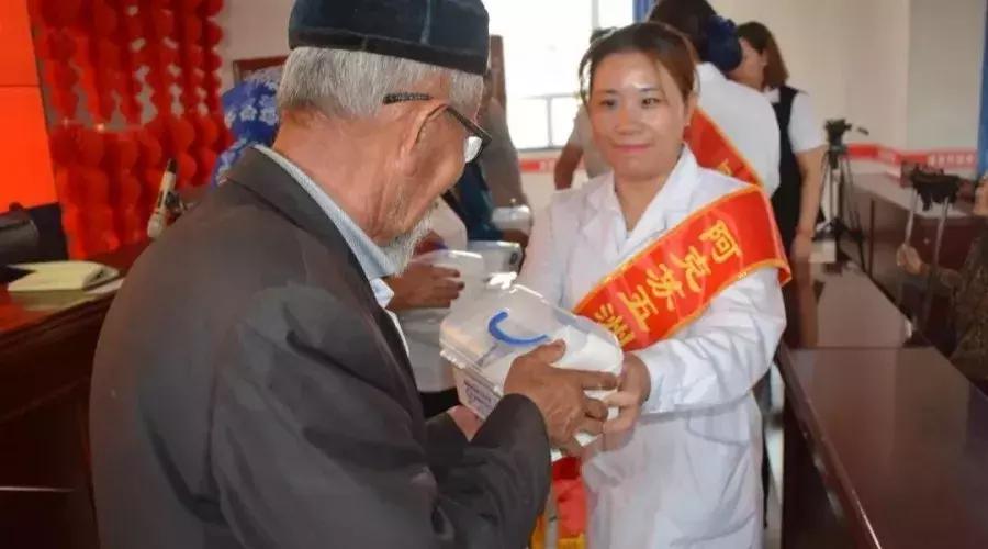 阿克苏五洲男科医院,民族团结一家亲社区慰问活动
