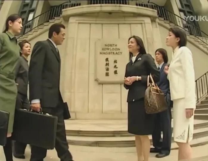 还记得2000年拿下黄子华的中环女律师MissMo穿过什么吗？