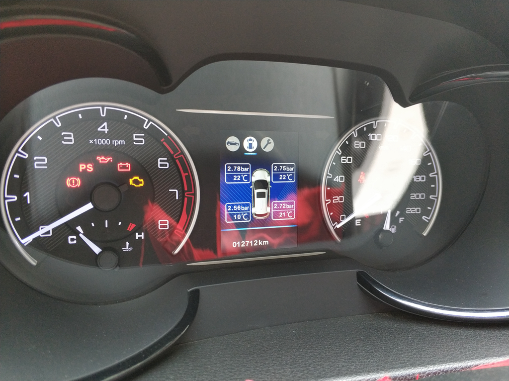 米家推出首款可以给汽车轮胎打气的设备，体积只有一个手机那么大