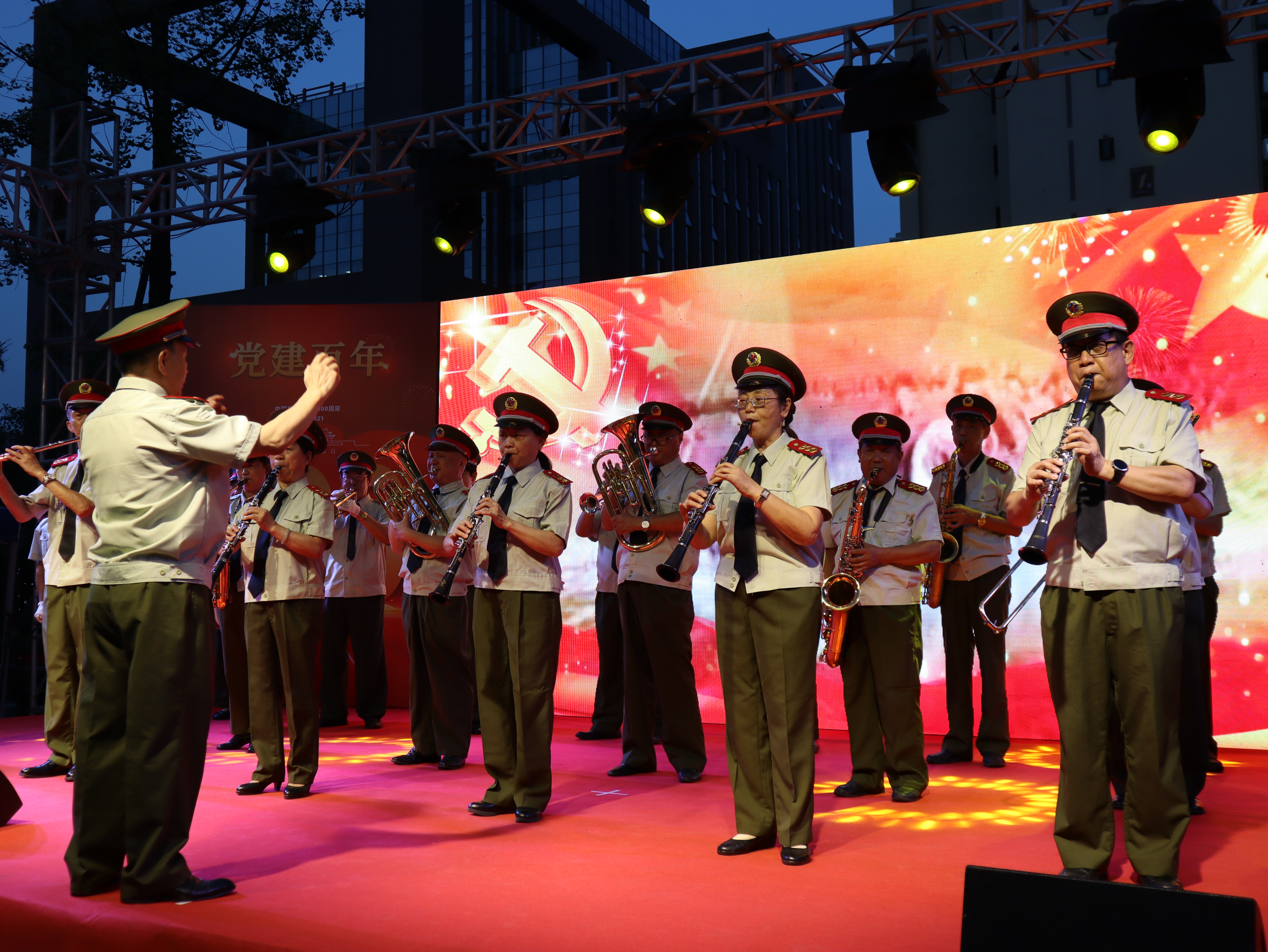 社区居民“全班底”书香花香伴心香——丽都花园社区“*党**建百年丽都风华”活动赢得居民交口称赞