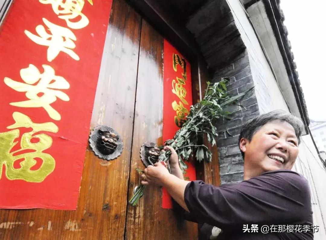 一位客家妈妈用艾草煮水给儿子洗澡,结果万万没想到...