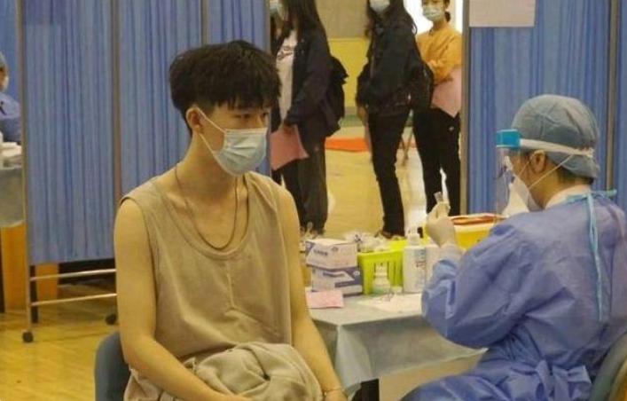 北体男大学生打疫苗,北体男生接种疫苗
