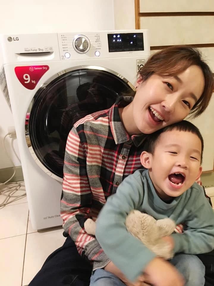 女子玩水踢小孩,女的玩水小孩被踢