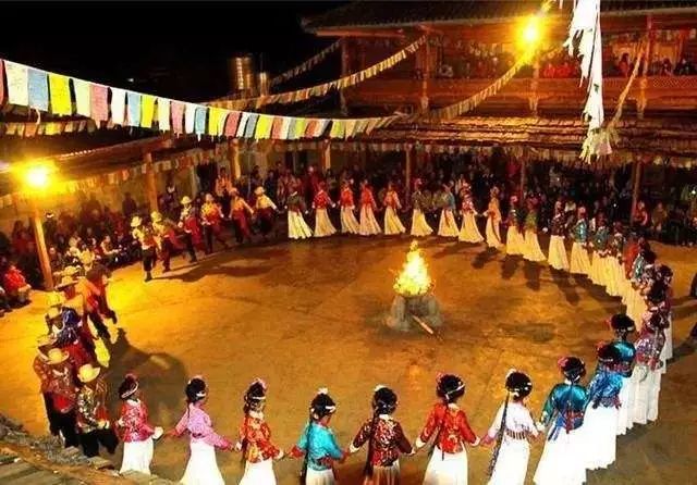 泸沽湖哪个村篝火晚会最好玩,泸沽湖好玩还是玉龙雪山好玩