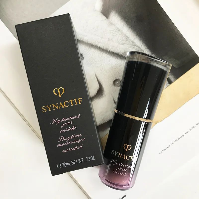 她给粉丝推荐几十块钱的平价产品，浴室里用的却是万元面霜？