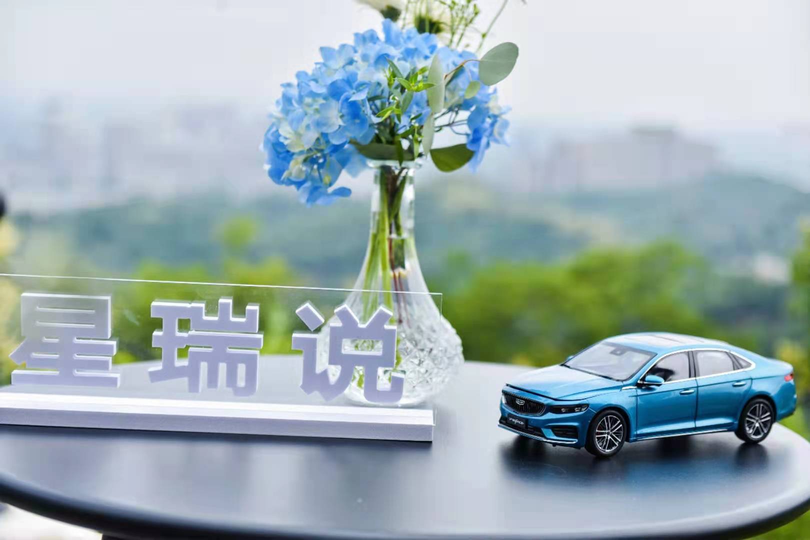 爱撒狗粮的男孩，更爱车还是更爱女友？