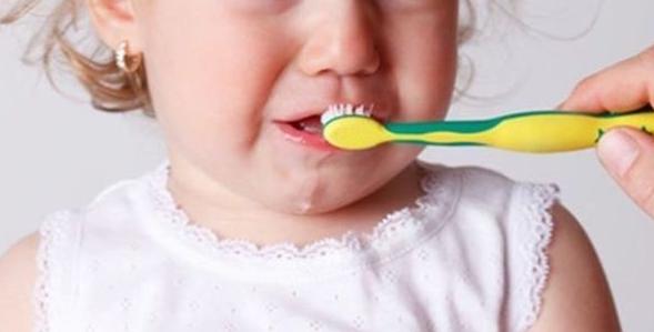 儿童牙刷电动牙刷,儿童万毛牙刷和软毛牙刷哪款更好