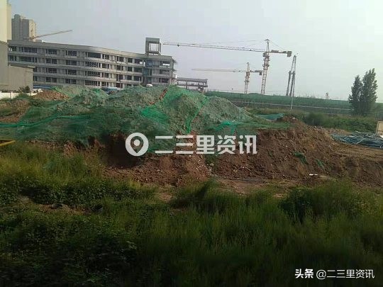 娃都受不了这味儿躲开了！楼下化粪池积水味道刺鼻小区居民苦不堪言