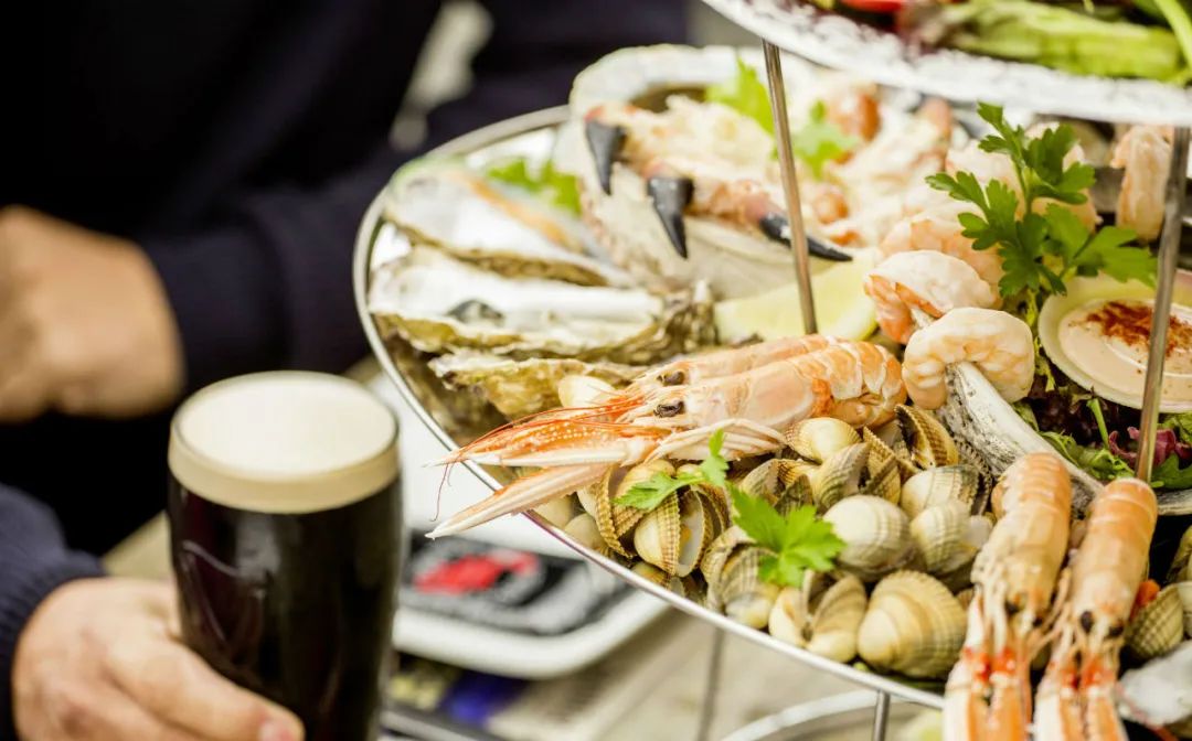 凯特王妃穿一身绿，让她放飞自我的岛国居然比重庆市还小