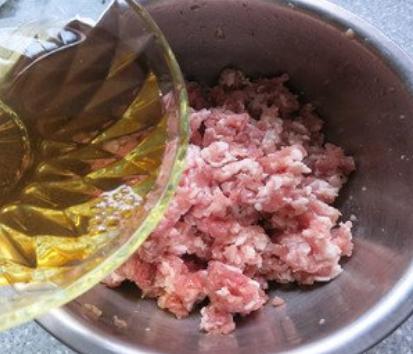 酸菜馅饺子这样调馅才好吃,酸菜饺子馅怎么调最简单的方法