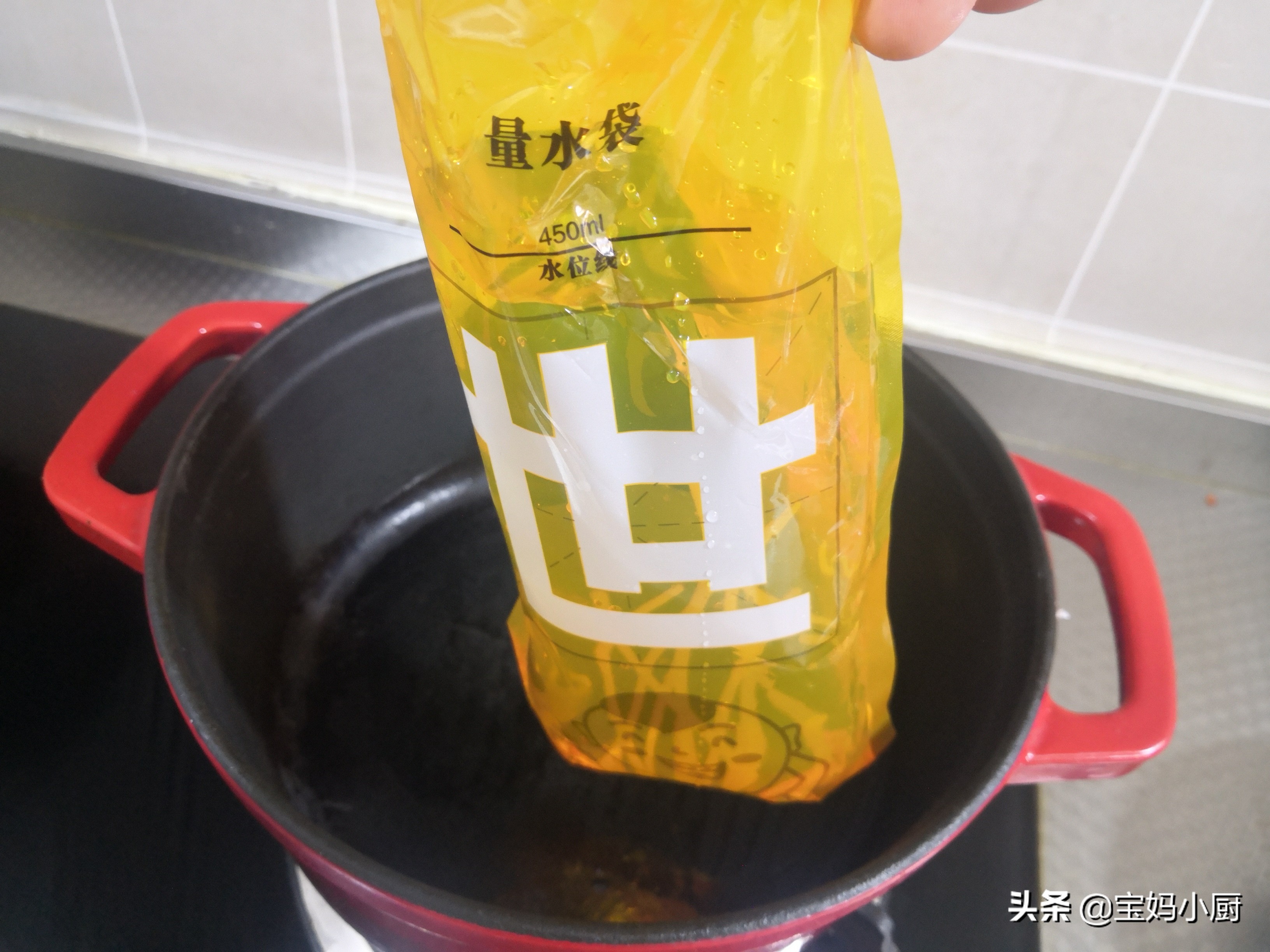 又香又臭的螺蛳粉做好了,又臭又香的螺蛳粉几分钟好