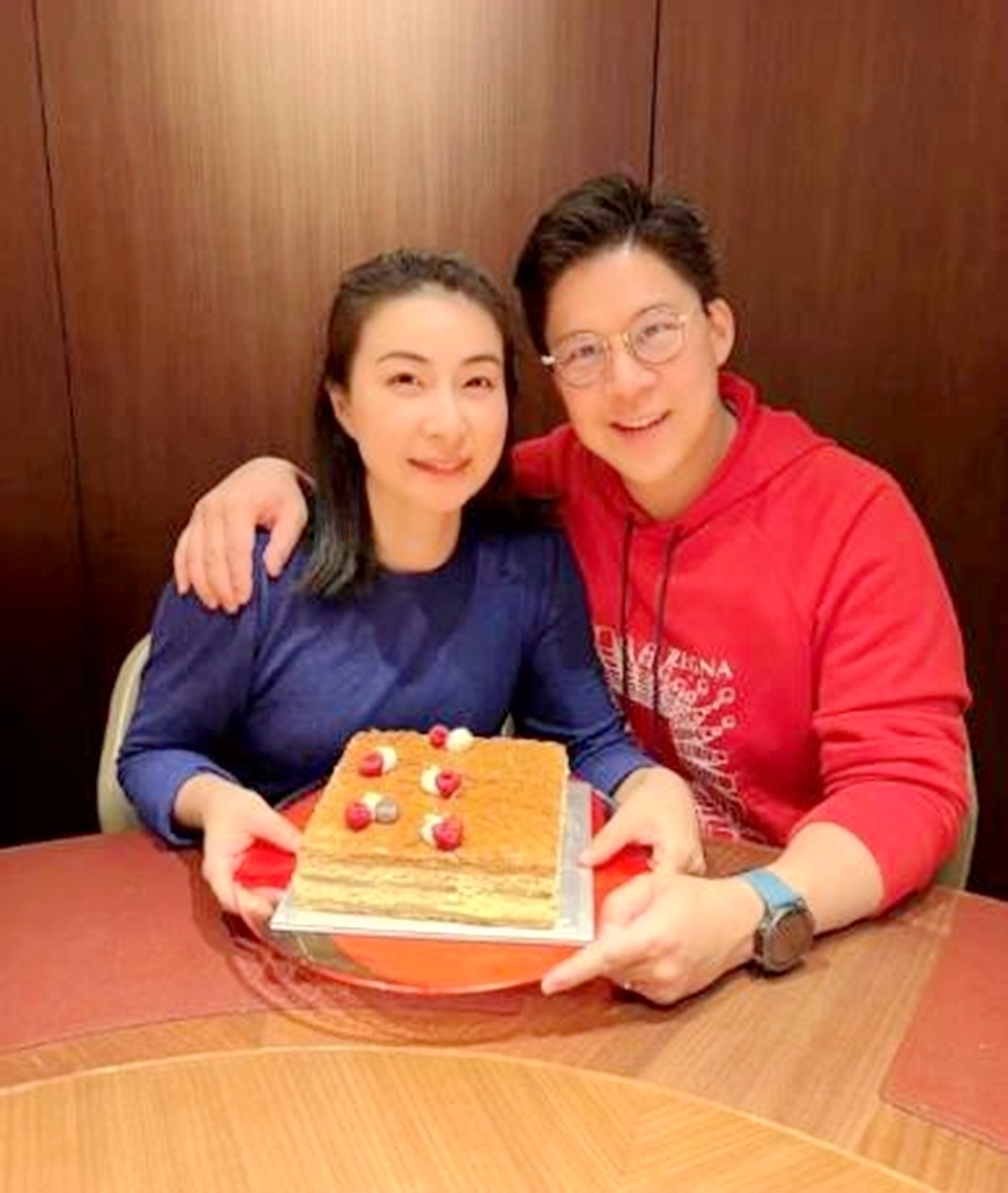 郭晶晶穿衣服十分简约,郭晶晶出席活动穿搭照片