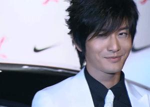 杨烁从年轻到现在颜值变化,杨烁是帅还是有魅力