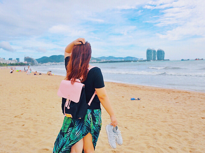 一群年轻人到三亚，摆pose，拍照