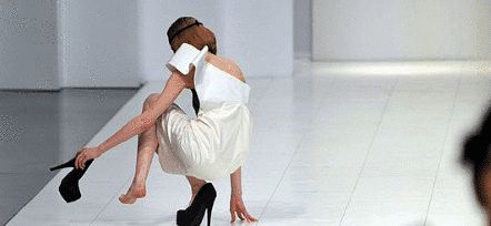 模特走秀穿的衣服会怎么处理,模特走秀不能穿的衣服