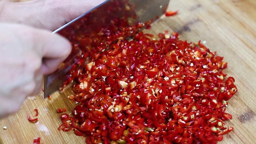 广东大厨后厨用的剁辣椒的做法,怎样做剁辣椒不要那么酸