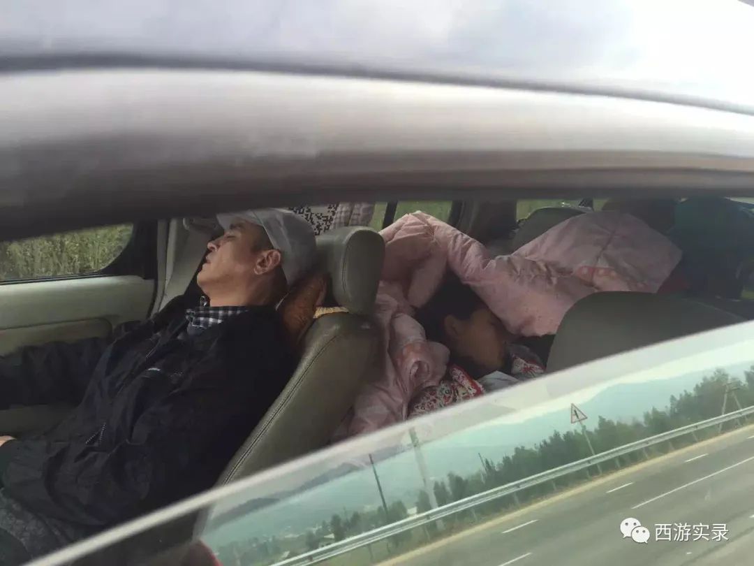 这女孩看到俄罗斯帅哥搭车，逼我停车，否则跳车