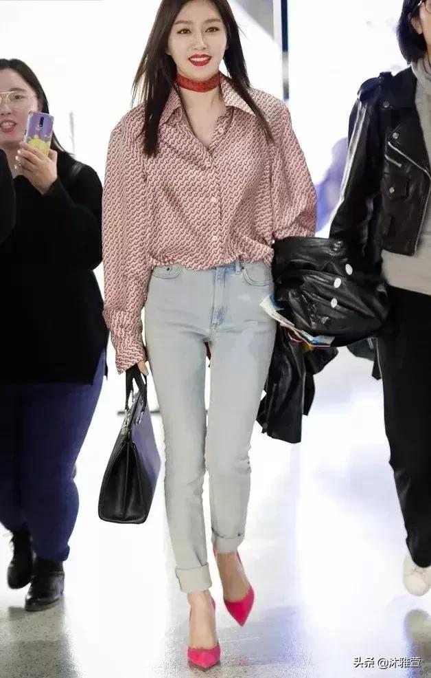 穿红色衣服红色鞋子,红色芭蕾单鞋配牛仔裤