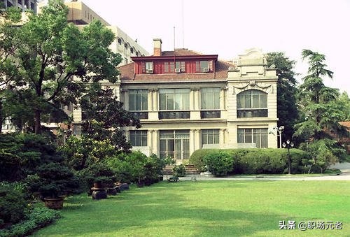 打小报告出卖兄弟，砍下兄弟无名指交差，没有谁的发家史是光明的