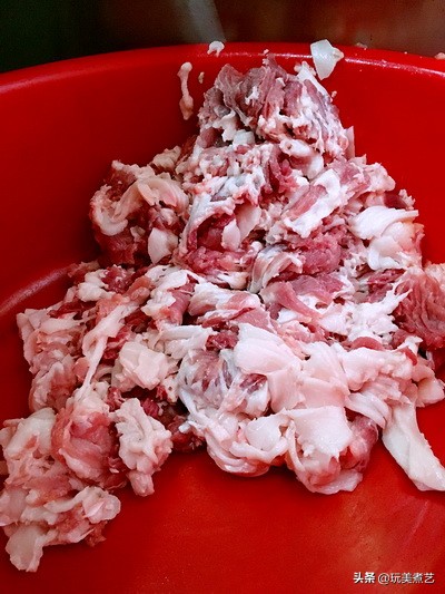 就地取材，用天然小肠灌出的香肠，再接受腊月洗礼，香辣到没朋友