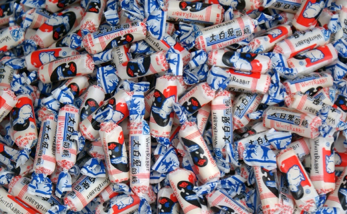 糖果上面入口即化的纸膜是什么,糖果外面粘的糖纸怎么去除