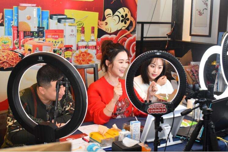 为什么实体店衣服和网店差价很大,同样一件衣服实体店比网上贵