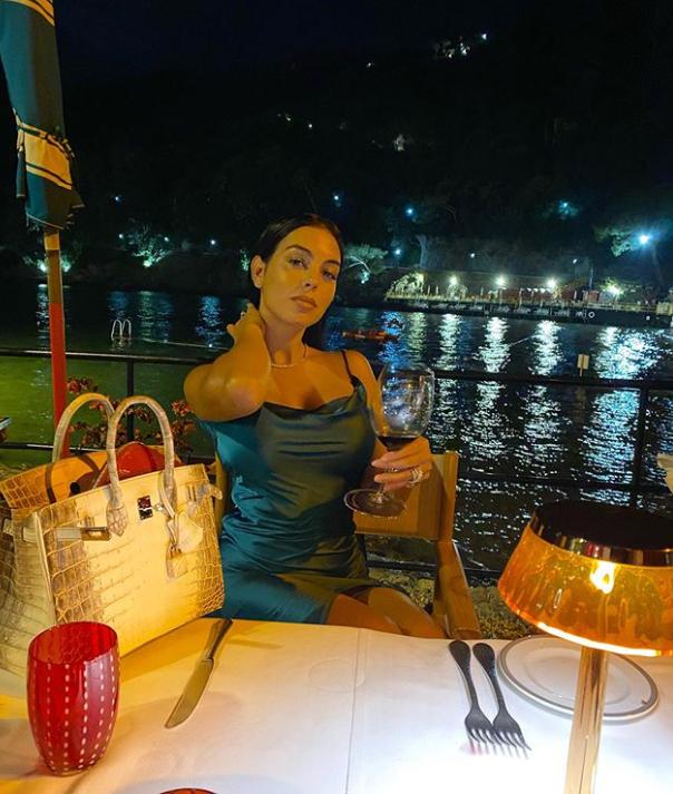 拿下亿万身价花花公子，从柜姐变第一富婆，她人生堪比偶像剧