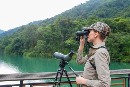 单筒望远镜还是双筒望远镜好些,屋脊式望远镜和单筒望远镜