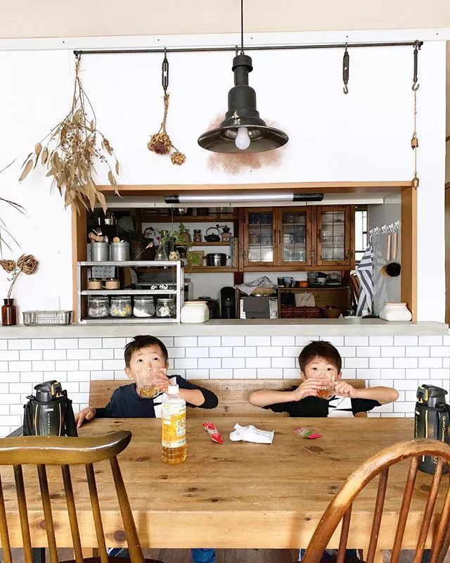 80后夫妇将破旧小宅爆改“复古咖啡厅”，95%家具都是自己打造