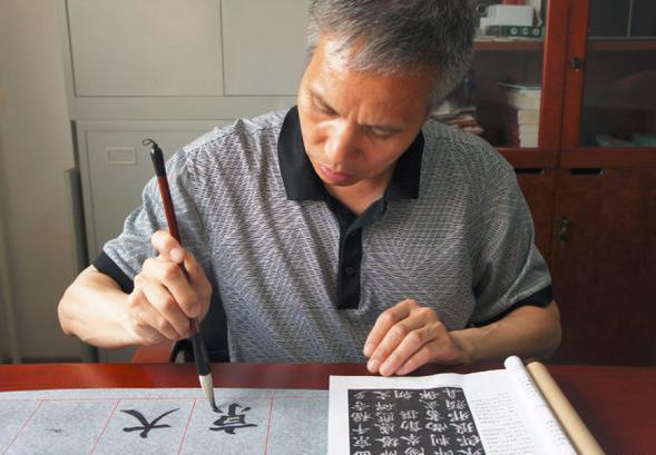 毛笔书法握笔姿势教学视频,毛笔的握笔姿势视频免费观看