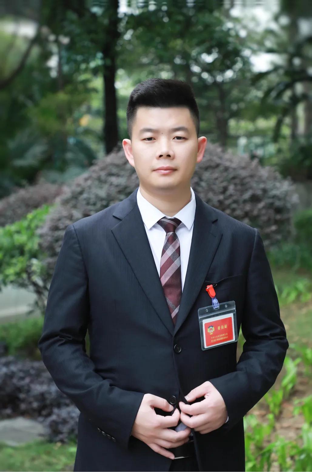 他曾连饭都吃不起如今一手缔造百亿微商帝国，站在C位和二马合影