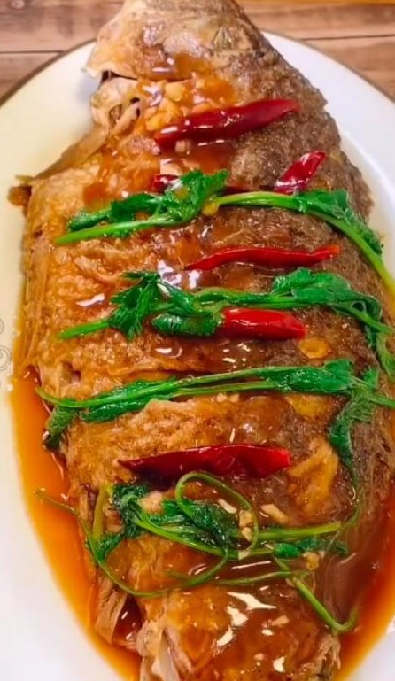 红烧鲤鱼怎样做不掉皮,红烧鲤鱼必备大菜多加两种食材