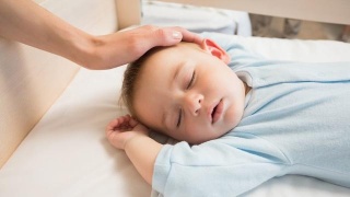 晚上开灯睡觉对宝宝生长有影响吗,宝宝晚上开灯睡觉怎么改善