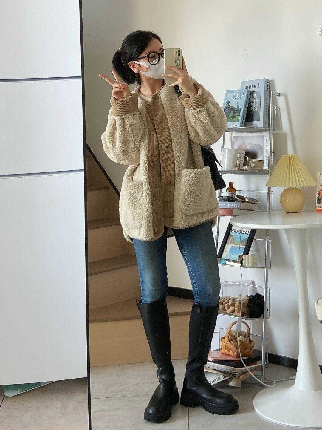 儿童黑色皮夹克搭配蓝色牛仔裤,黑色机车皮夹克搭配什么牛仔裤