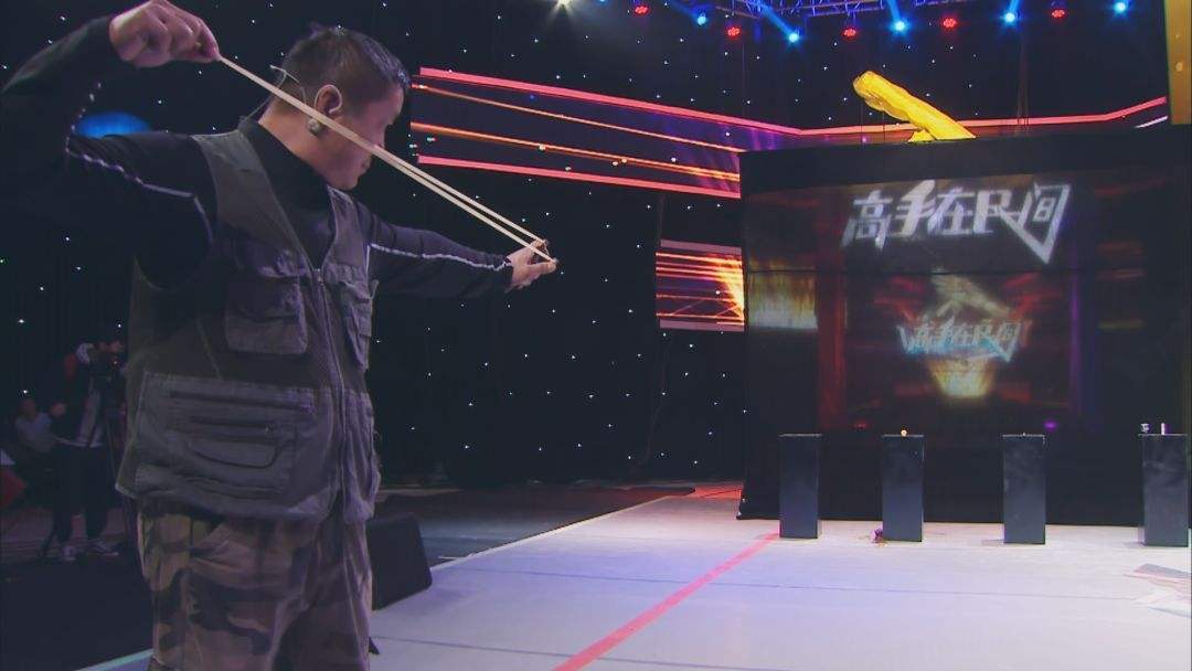 15米距离：周润发用手枪，邓飞虎用弹弓，哪个打得准？