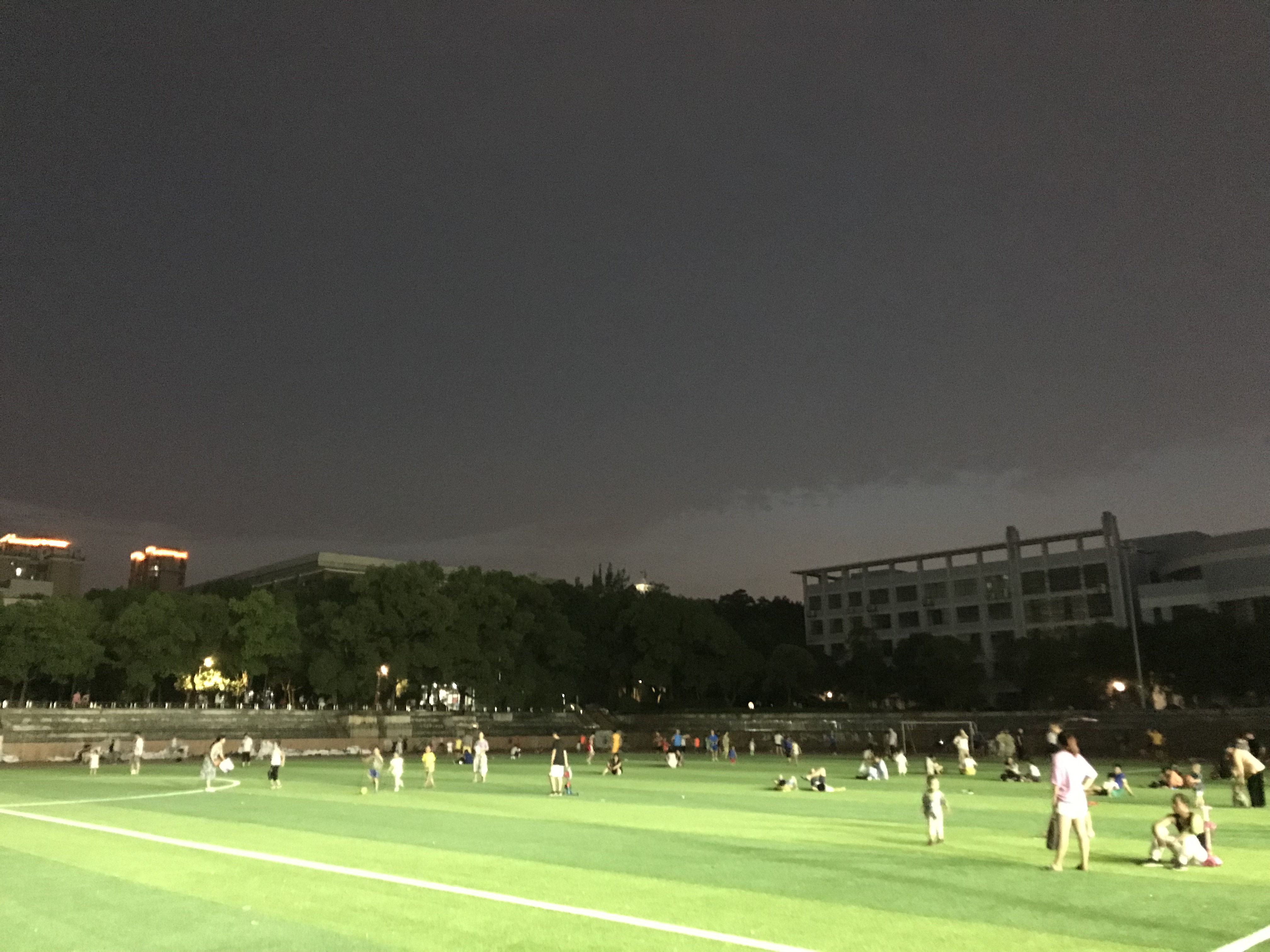 赤岭路的朋友：长理工操场焕然一新，想不想来夜跑呢？