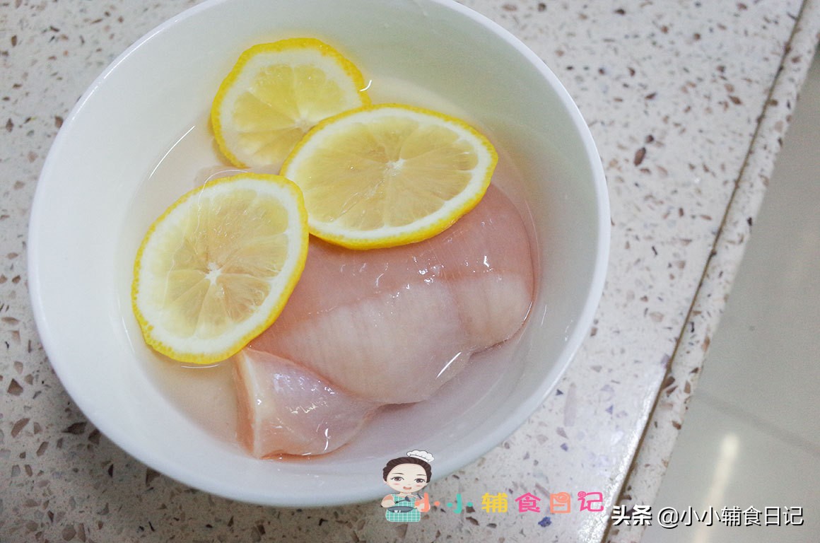 打开了还没熟的牛油果,牛油果第一次吃难吃第二次吃好吃