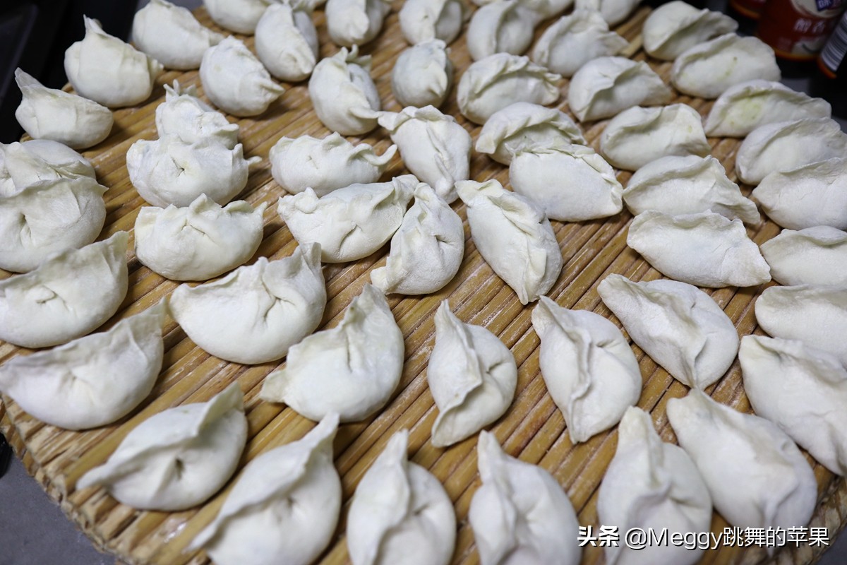 我家吃饺子一锅俩馅，喜欢哪个夹哪个，从没失手过，吃到肚撑