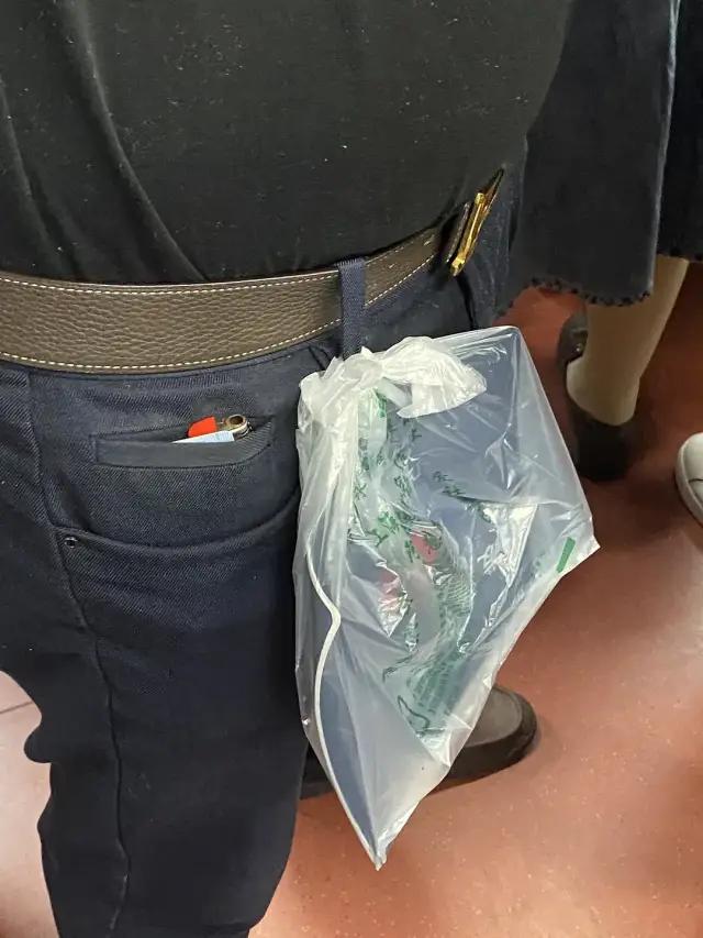 哈哈哈哈哈我笑到我家的狗偷开邻居家的车送我去精神病院