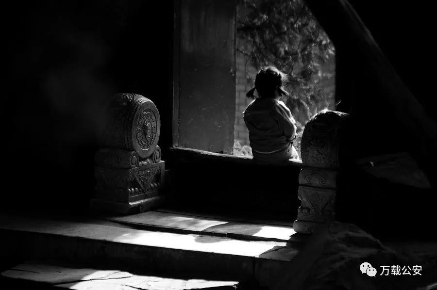 民警抓捕吸毒男女,公安现场抓获吸毒男女