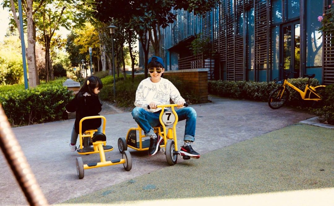 张亮微博宣布离婚，网友怀疑是为了转移对高以翔事件的注意力