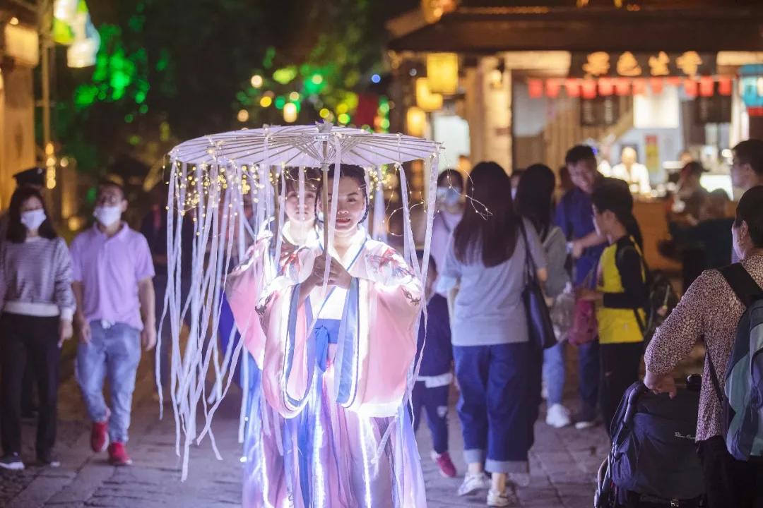 穿汉服赏花灯猜灯谜,苏州周庄古镇汉服