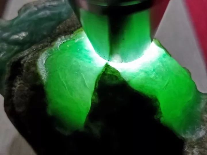 翡翠宝石怎样来鉴定,鉴定翡翠真假的方法