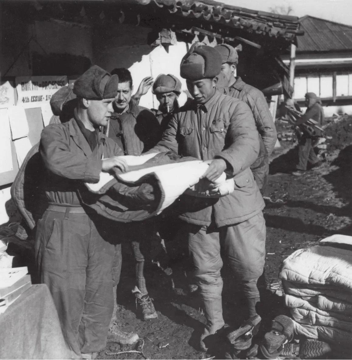 圣诞晚会上，碧潼战俘营的“联合国军”战俘们高呼：志愿军万岁