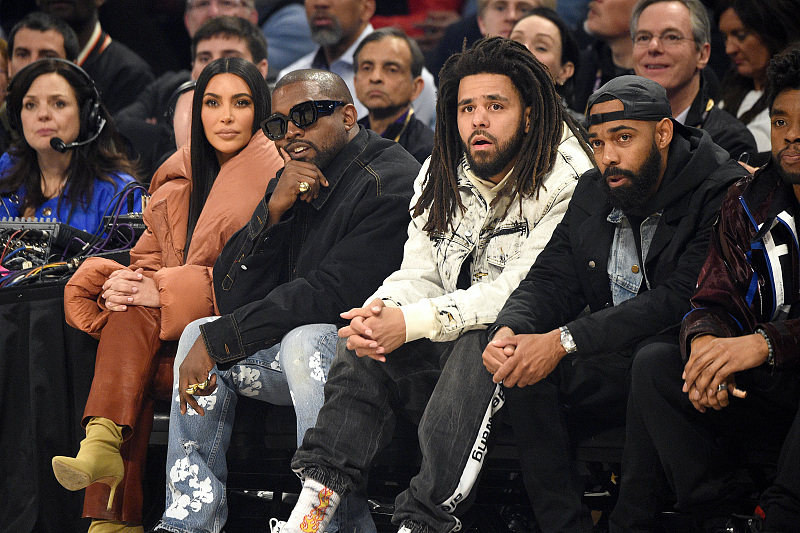 金卡戴珊现身球赛 (金卡戴珊晒美照回顾)