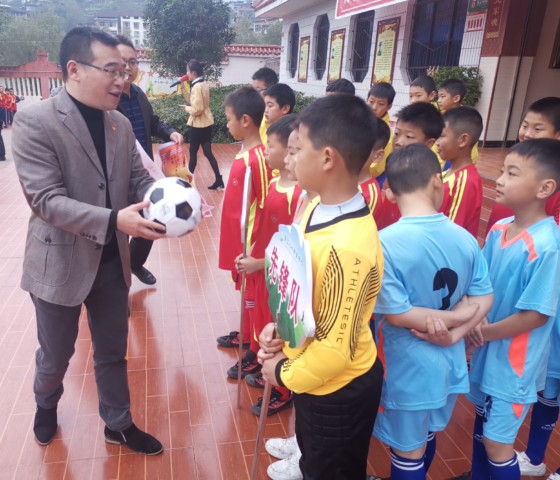 拼搏成就足球梦,齐心赛出王者风——通川区罗江八一希望学校第三届“校长杯”足球赛颁奖仪式